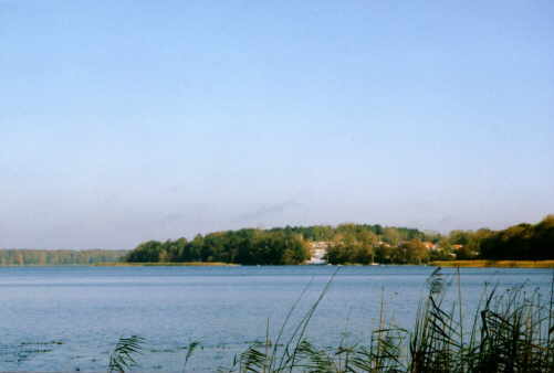 Blick über den See auf Userin